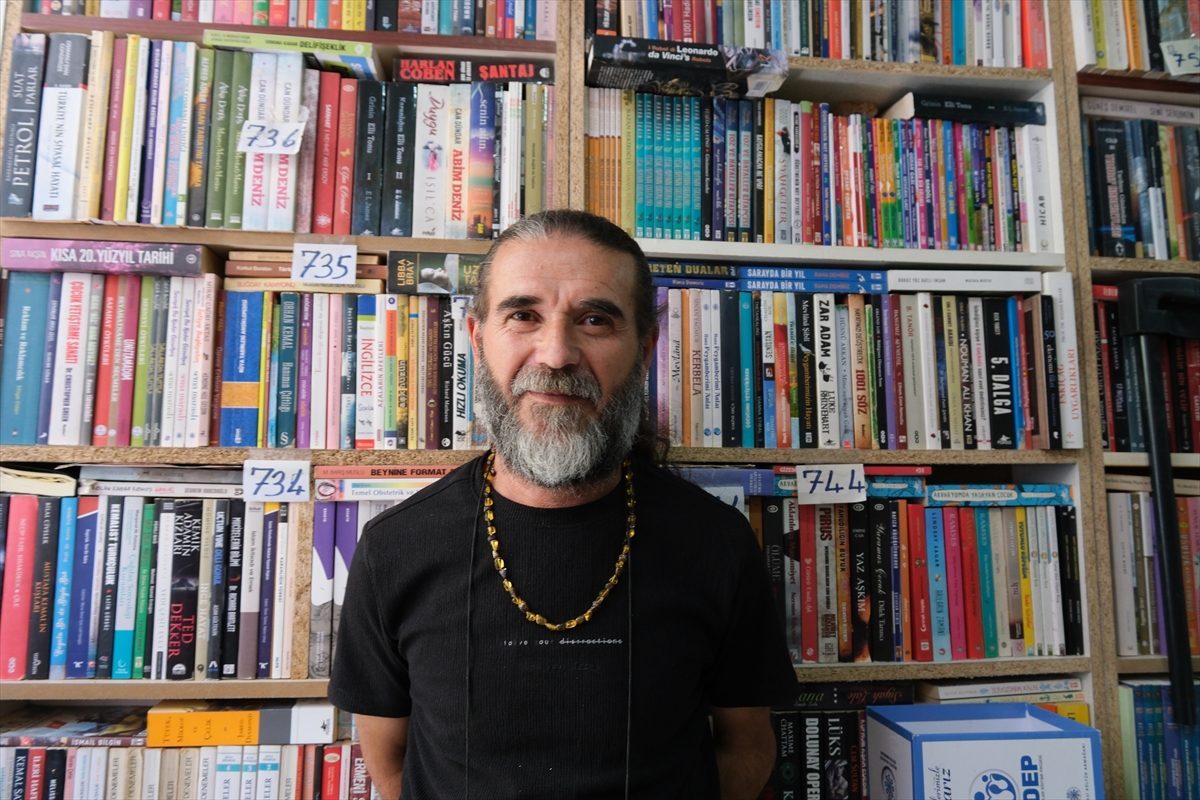 Kitap sevgisini 53 bin eserlik sahaf dükkanına taşıdı