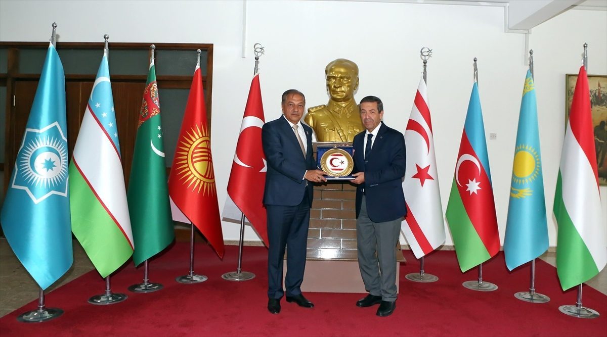 KKTC Dışişleri Bakanı Ertuğruloğlu, Azerbaycan Milli Meclisi heyetini kabul etti