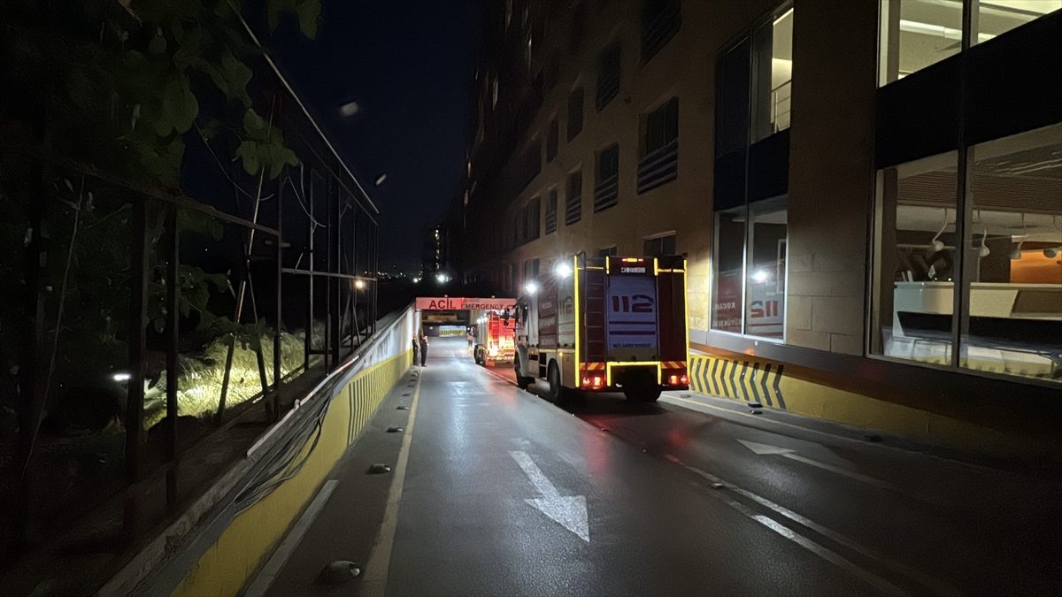 Kocaeli’de özel bir hastanenin yoğun bakım ünitesinde çıkan yangında 2 kişi dumandan etkilendi