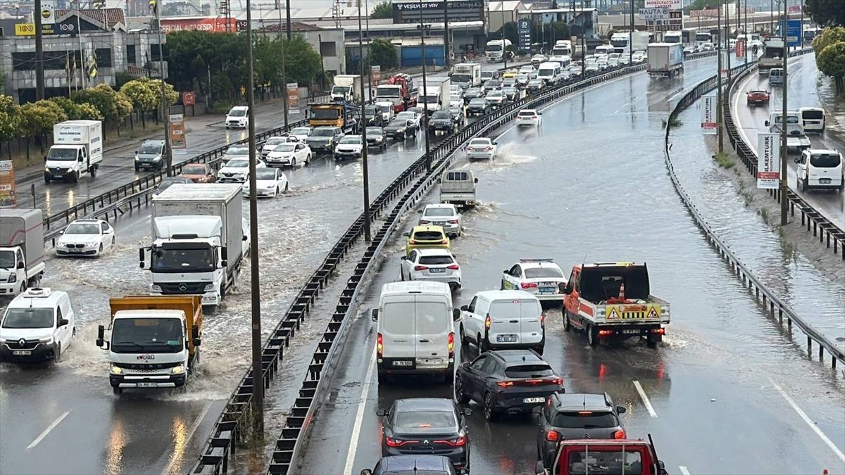 Kocaeli’de sağanak su baskınlarına neden oldu