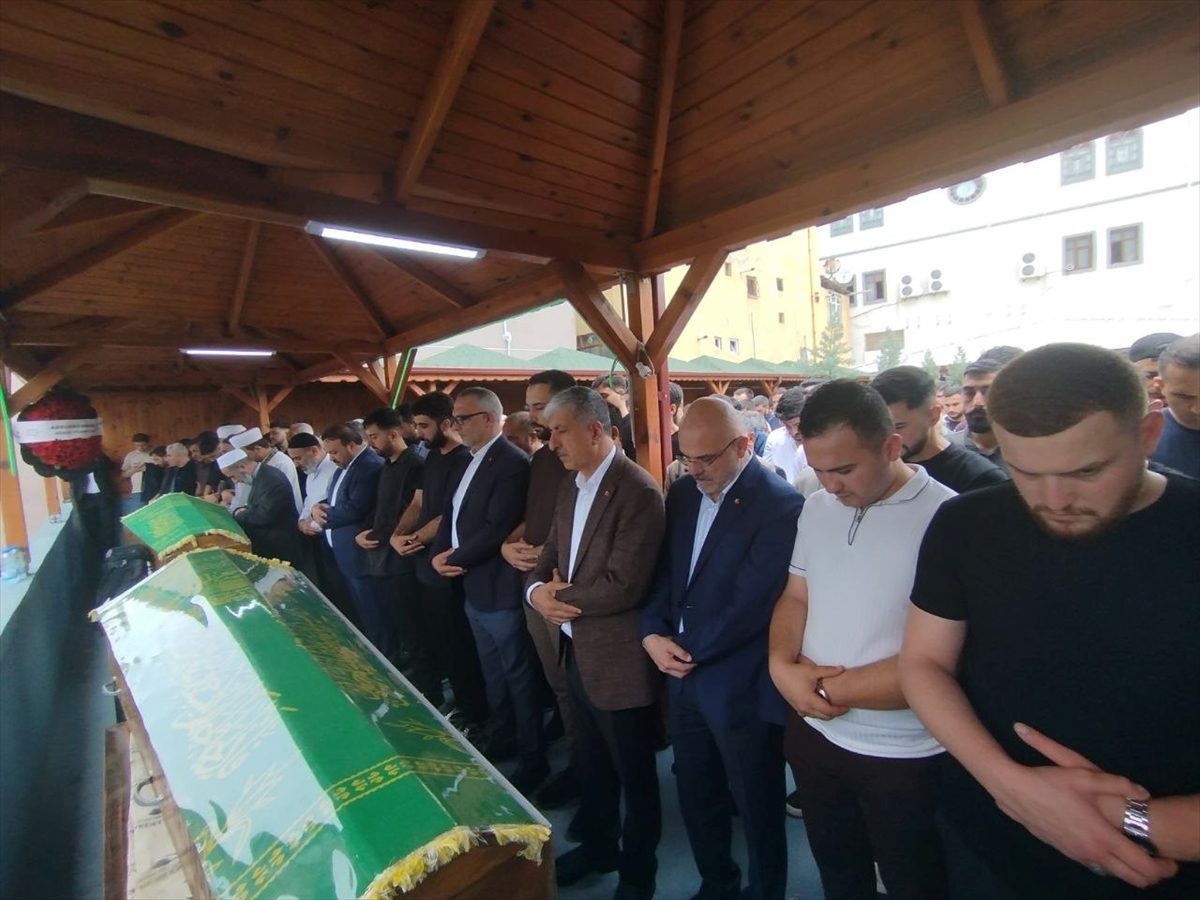 GÜNCELLEME – Kocaeli’de tıra çarpan otomobildeki baba ve oğlu öldü