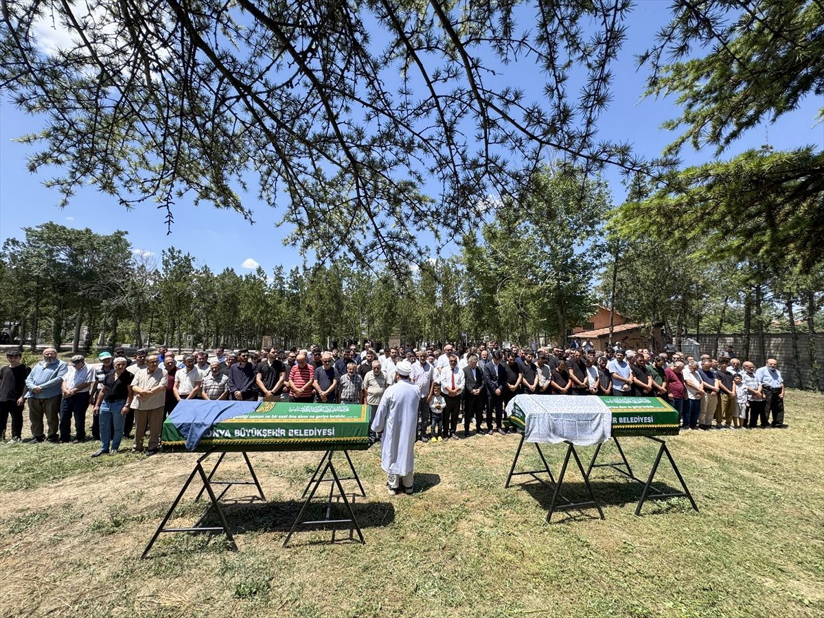Konya’da kazada yaşamını yitiren anne ve kızının cenazesi defnedildi
