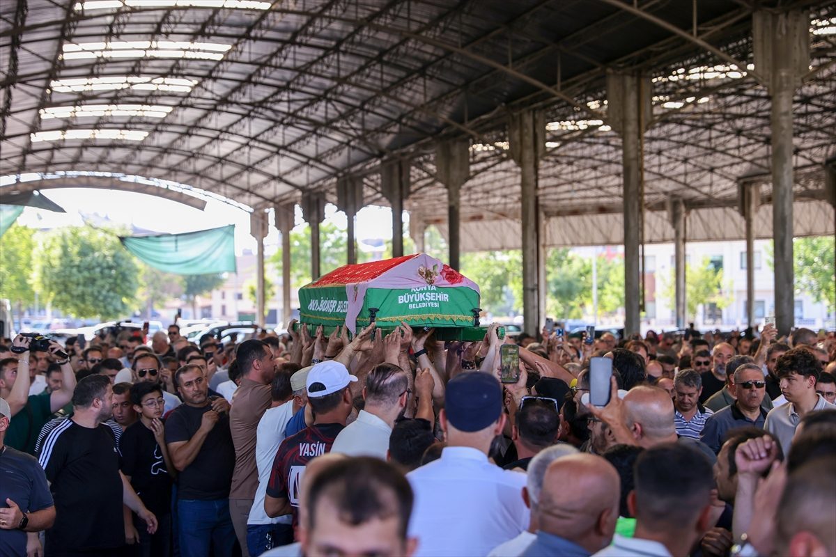 Konya’nın “Kırmızılı Kadın”ı son yolculuğuna uğurlandı