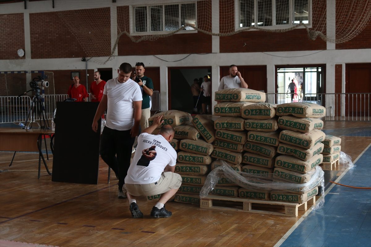 Kosovalı Bujar Muli 2 ton ağırlığı taşıyarak Guinness Rekorlar Kitabı’na girdi