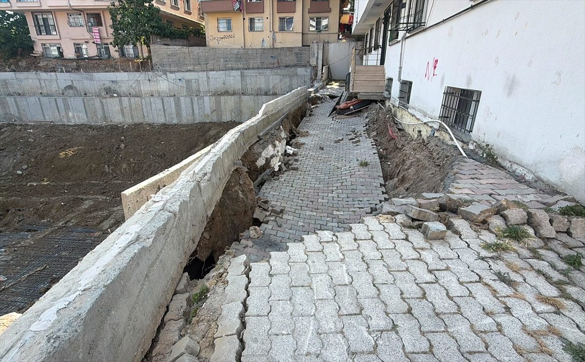 Küçükçekmece’de giriş katında çökme meydana gelen 5 katlı bina boşaltıldı