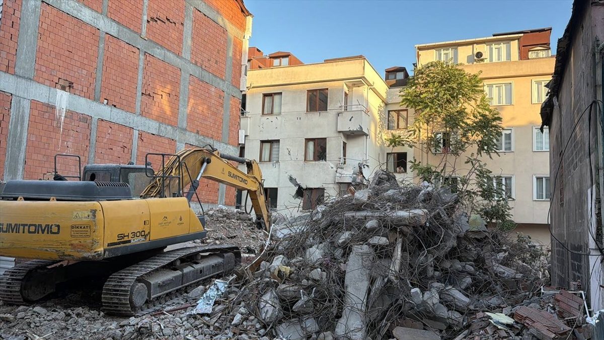 Küçükçekmece’de yıkımı süren bina bitişikteki apartmana yaslandı
