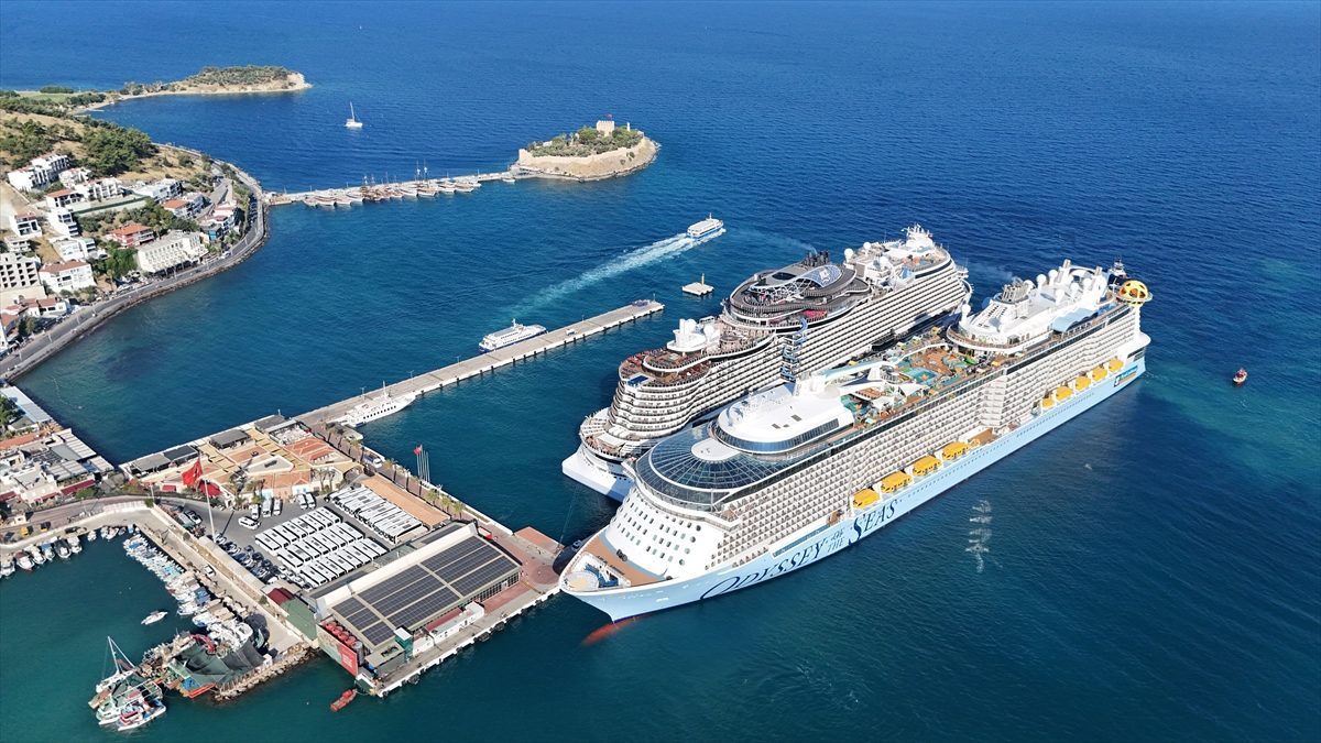 Kuşadası’na 2 kruvaziyerle 9 bin 150 turist geldi