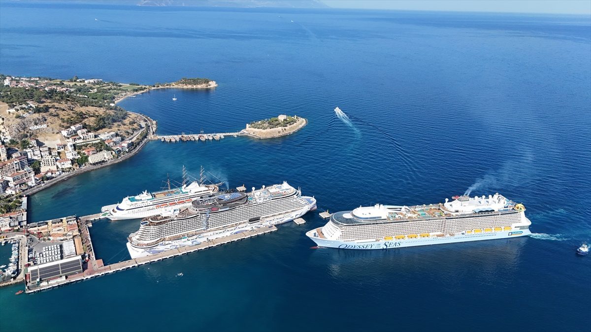 Kuşadası’na 4 gemiyle 9 bin 300 turist geldi