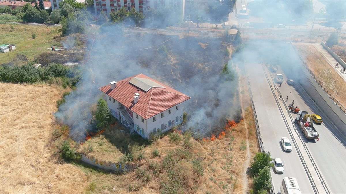Kütahya’da otluk alanda çıkan yangın söndürüldü