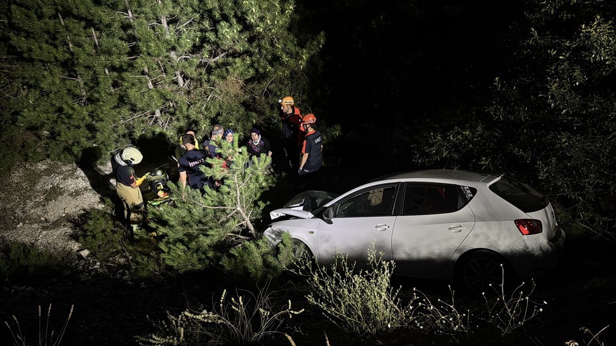 Kütahya’da otomobil ile motosiklet çarpıştı, 5 kişi yaralandı