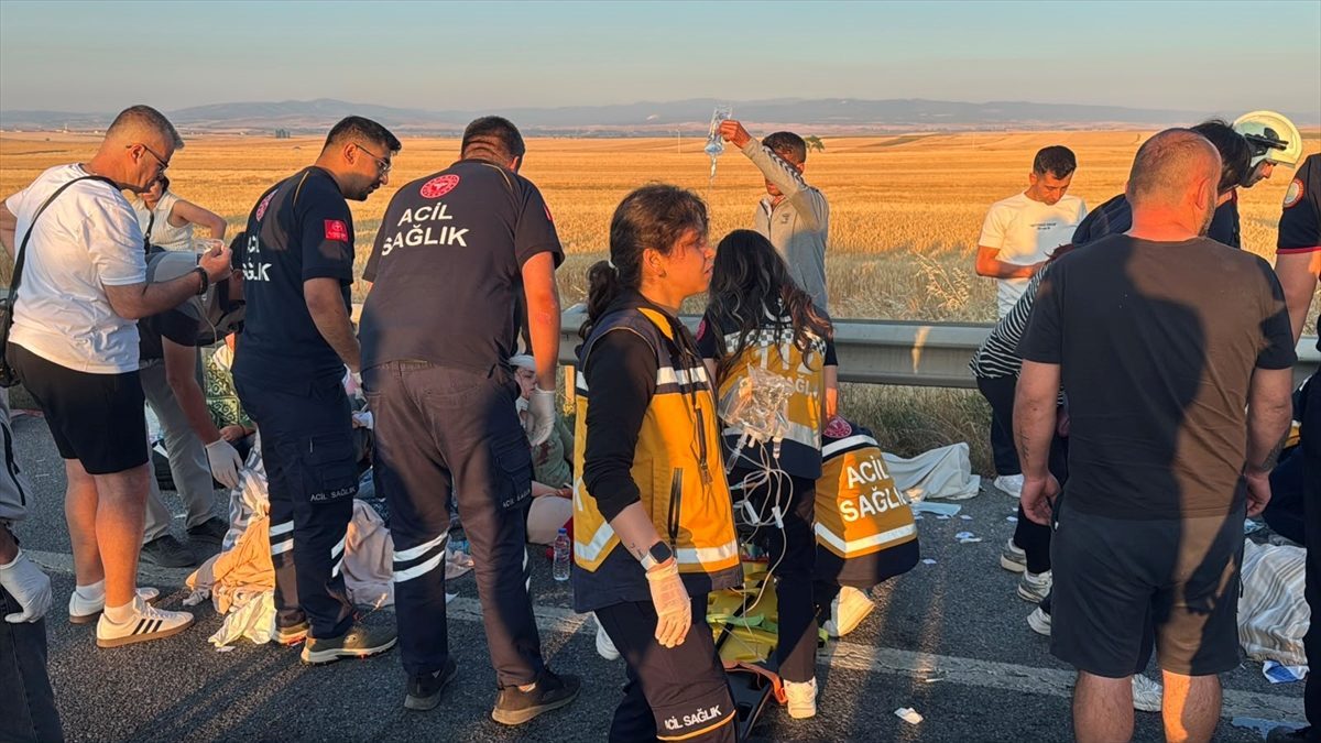 Kütahya’da yolcu otobüsü bariyerlere çarpıp devrildi