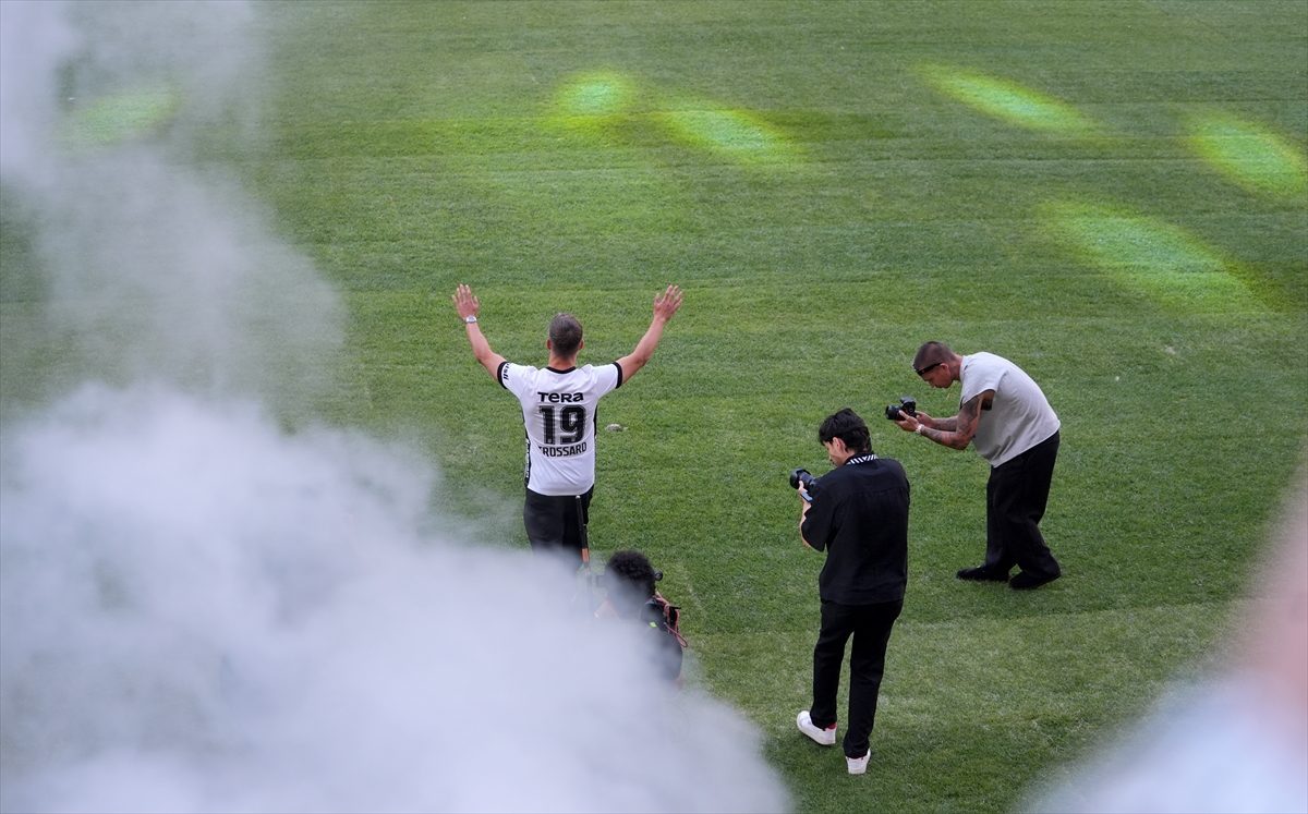 Leandro Trossard, Beşiktaş’a imzayı siyah-beyazlı taraftarların önünde attı