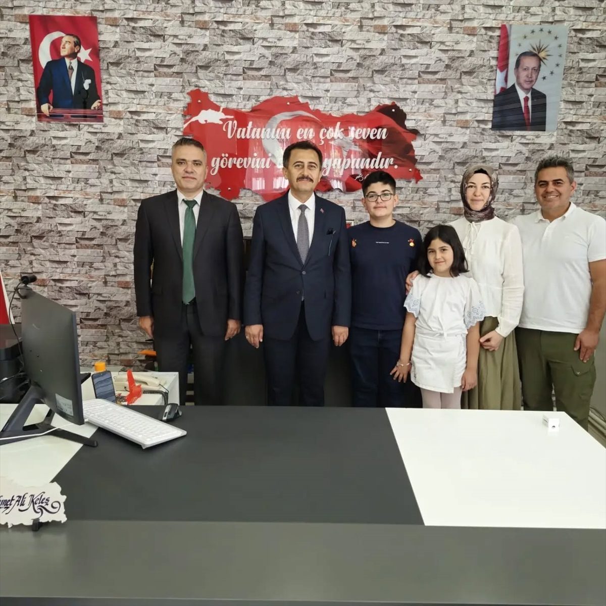 LGS sınavında tam puan alan Musab Çınar, çeyrek altınla ödüllendirildi