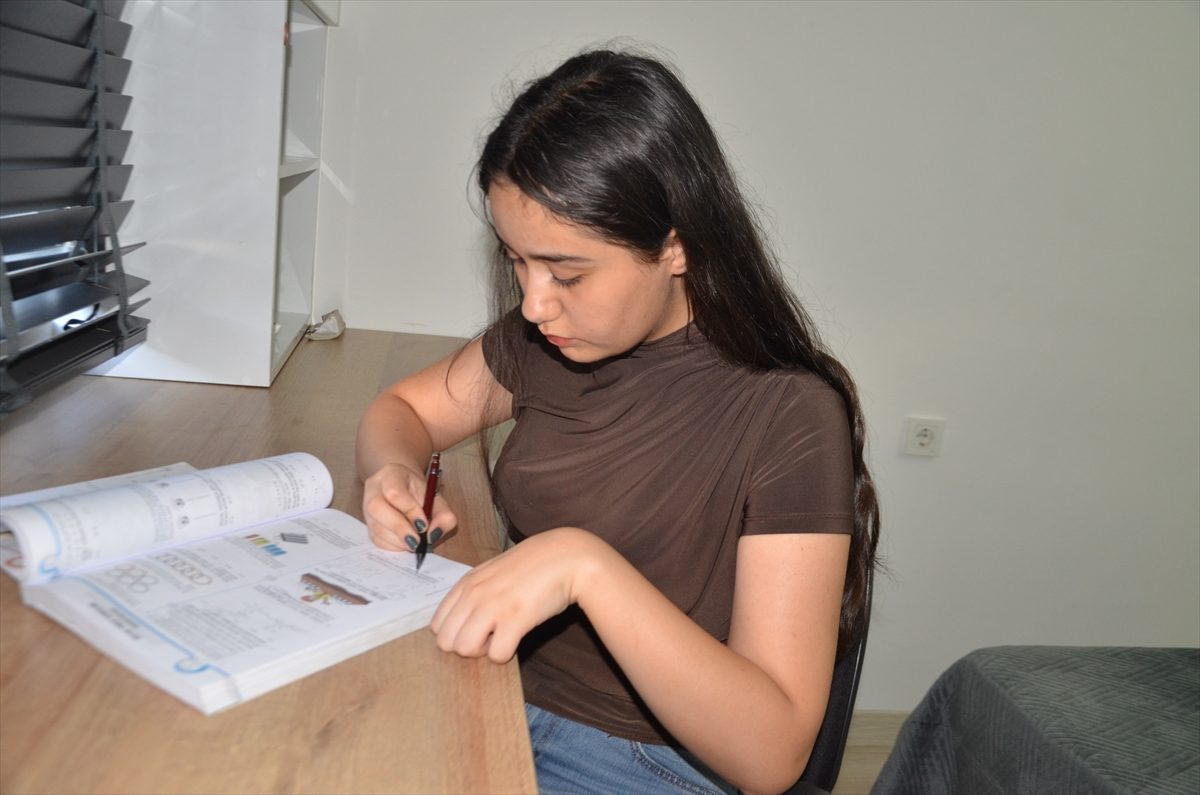 LGS’de 500 tam puan alan Hivda, hayalindeki liseyi tercih etti