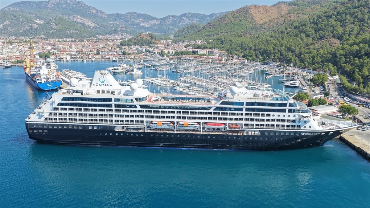 Lüks kruvaziyer “Azamara Onward” Marmaris’e 649 turistle geldi