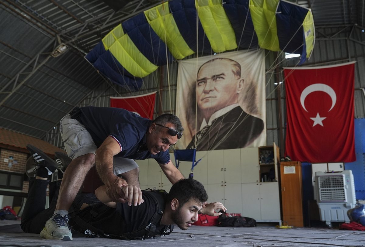 Macera tutkunu görme engelli genç “gökyüzü dalışı” hayalini gerçekleştirdi
