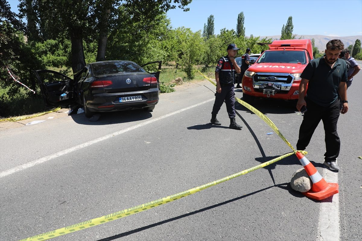 Malatya’da ağaca çarpan otomobildeki 2 kişi öldü, 4 kişi ağır yaralandı