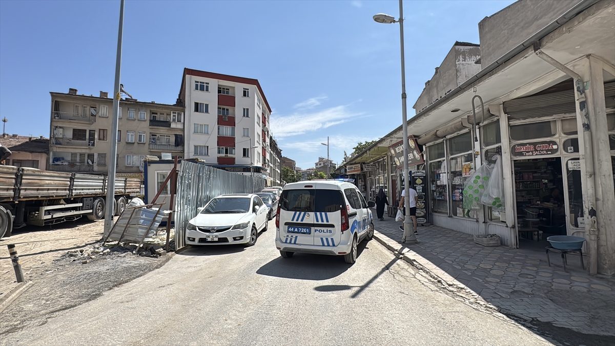 Malatya’da inşaatın temel kazısı sırasında hasar olan bina boşaltıldı
