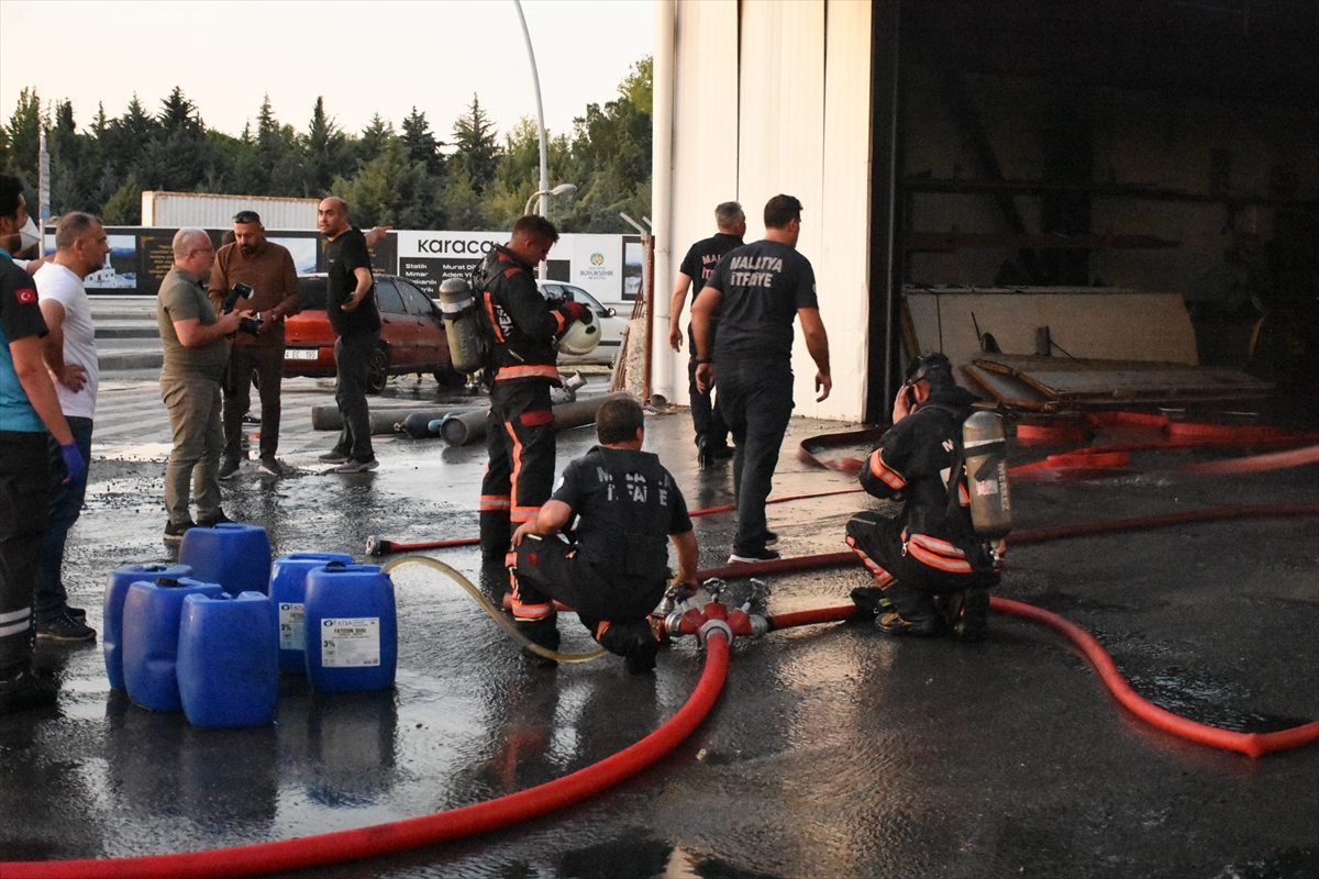 Malatya’da MOTAŞ bakım atölyesinde çıkan yangın söndürüldü