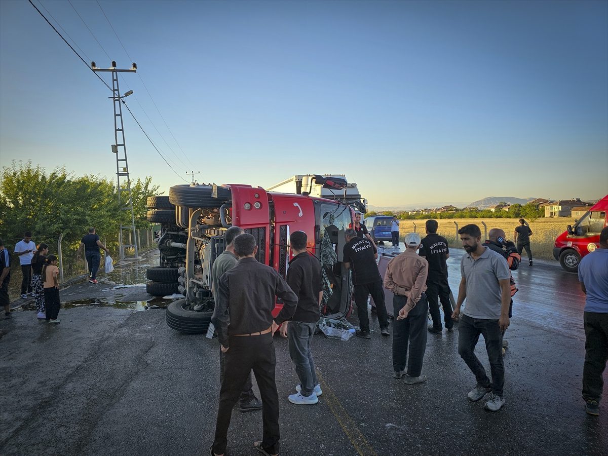 Malatya’da yangına giden itfaiye aracının devrilmesi sonucu 3 kişi yaralandı