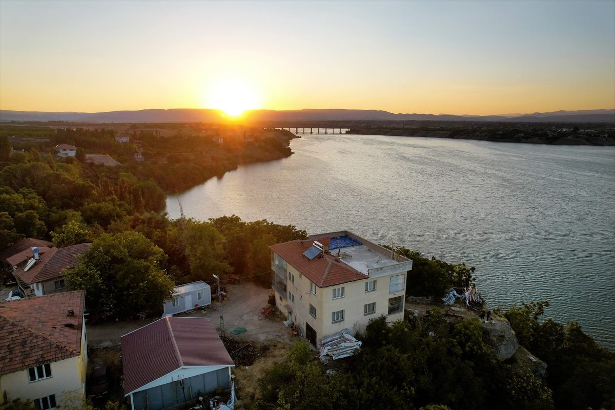 Malatya’daki Tohma Köprüsü gün batımında dron ile görüntülendi