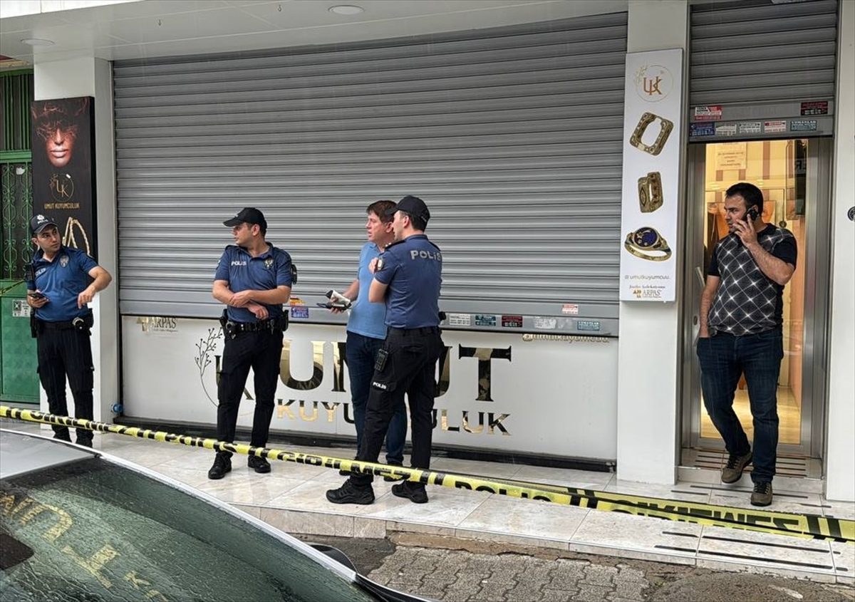 Maltepe’de kuyumcu dükkanı silahlı ve maskeli 2 kişi tarafından soyuldu