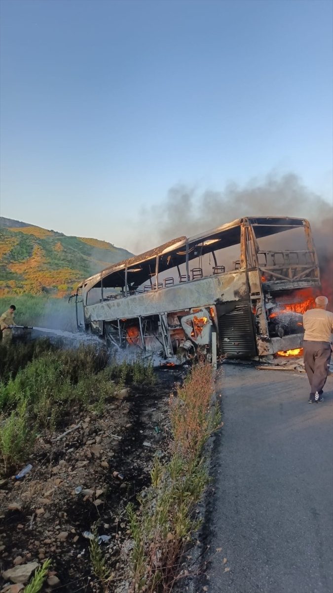 Manavgat’ta seyir halindeki yolcu otobüsü yandı