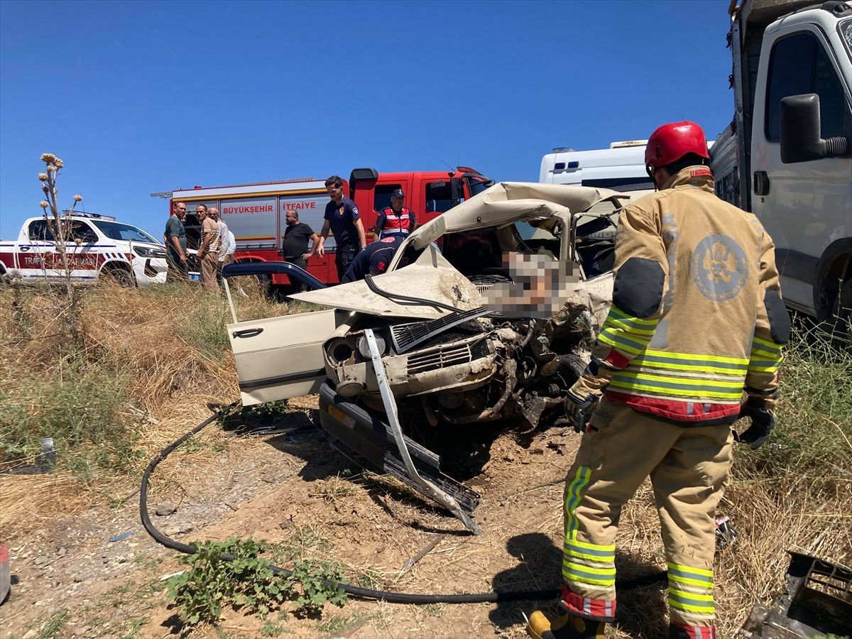 Manisa’da otomobil ile kamyonet çarpıştı, 1 kişi öldü, 1 kişi yaralandı