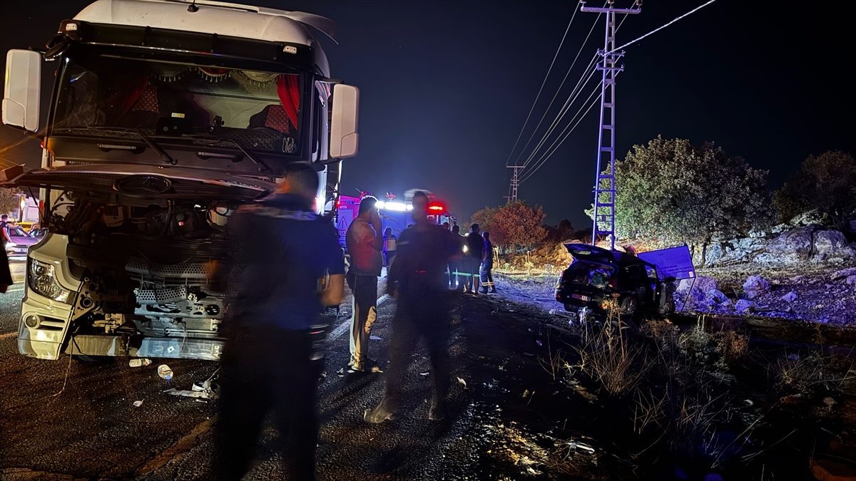 Mardin’de otomobil ile kamyonun çarpıştığı kazada 2 kişi öldü, 6 kişi yaralandı