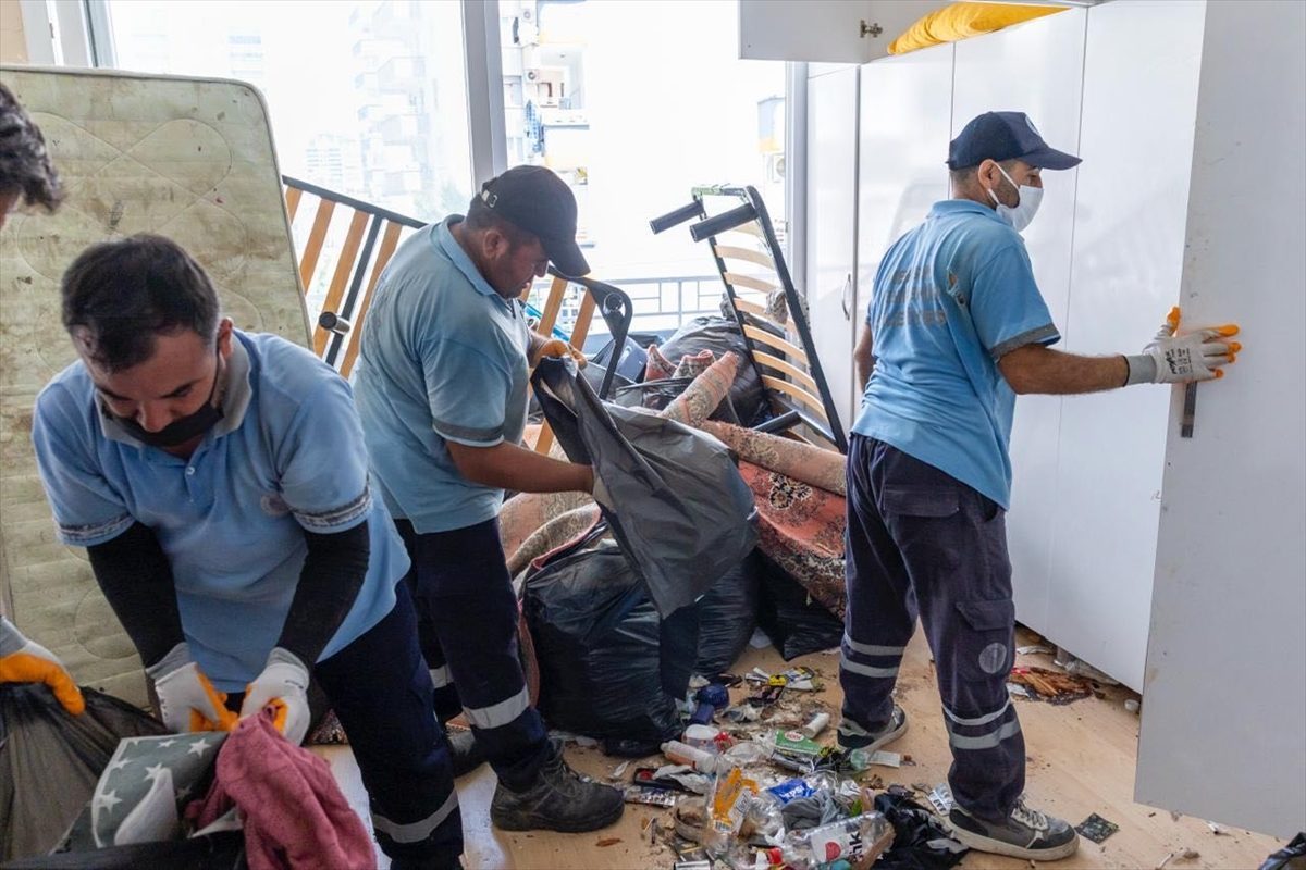 Mersin’de bir evden 5 kamyon çöp çıkarıldı