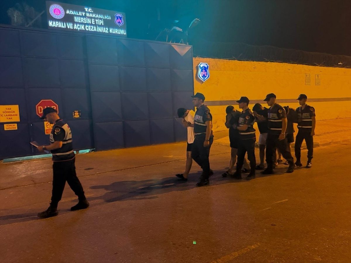 Mersin’de karakol camını kırdıkları iddia edilen 4 şüpheli tutuklandı