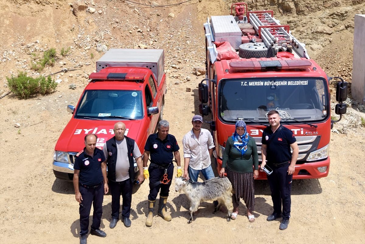Mersin’de kayalıklarda mahsur kalan keçi kurtarıldı