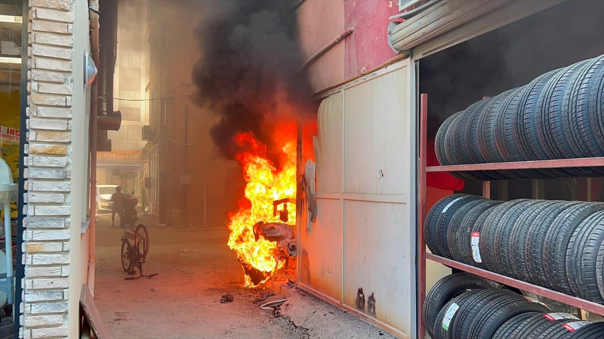 Mersin’de otomobil lastiği tamiri yapılan iş yerinde çıkan yangın söndürüldü