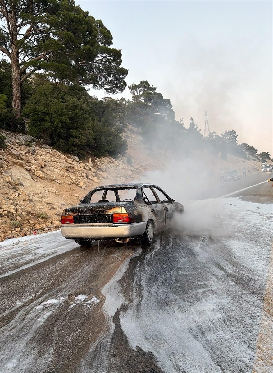 Mersin’de seyir halindeyken alev alan otomobilde hasar oluştu