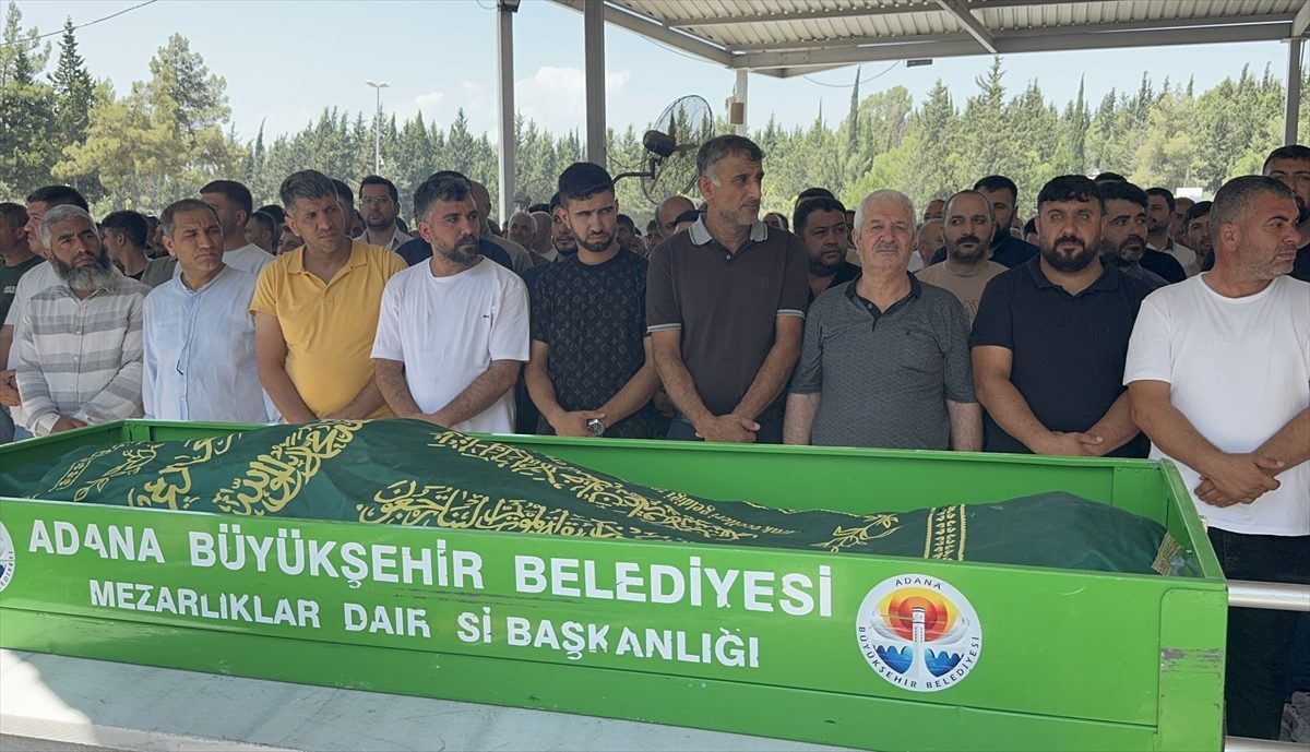Mersin’de trafik kazasında ölen anne ve oğlunun cenazeleri Adana’da defnedildi