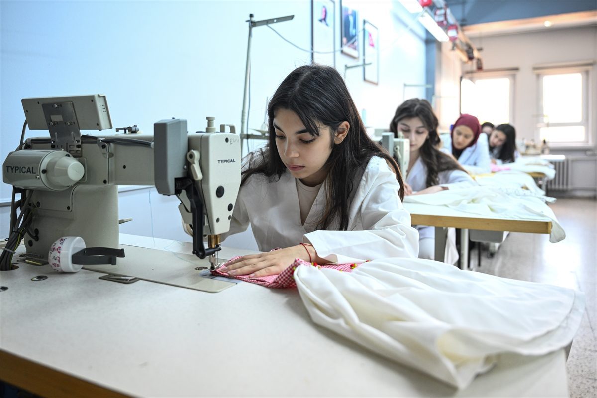 Meslek ortaokulu öğrencileri, alanlarına uygun atölyelerde becerilerini keşfedecek