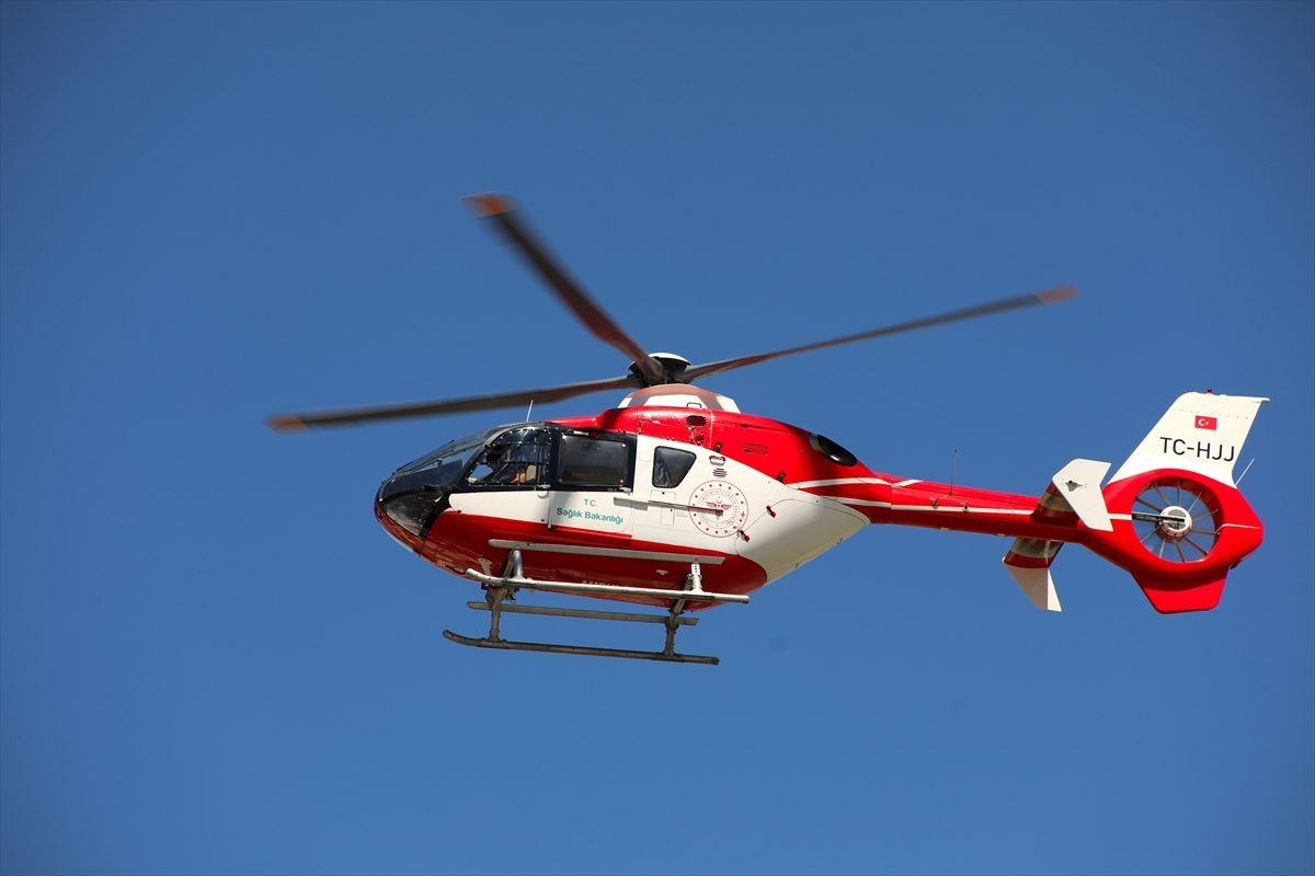 Mide kanaması geçiren hasta ambulans helikopterle hastaneye götürüldü