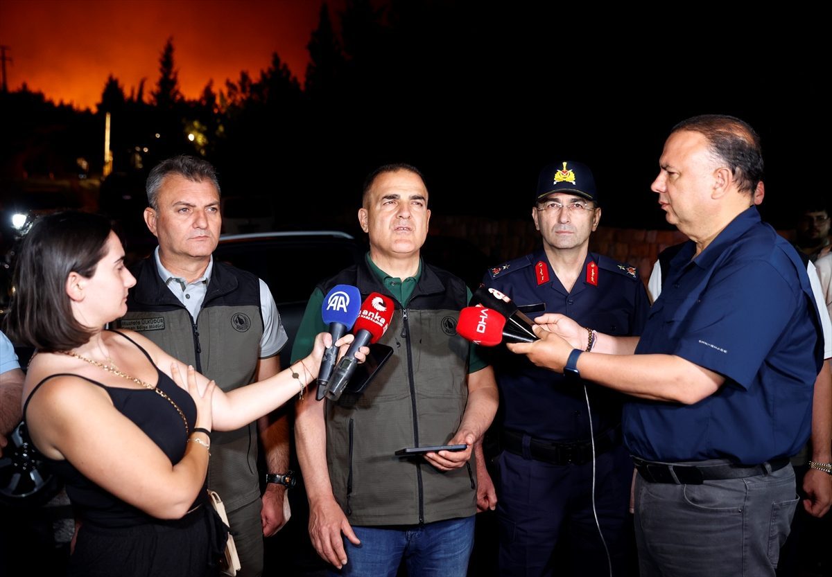 Milas’ta ormanlık alanda çıkan yangına karadan müdahale sürüyor