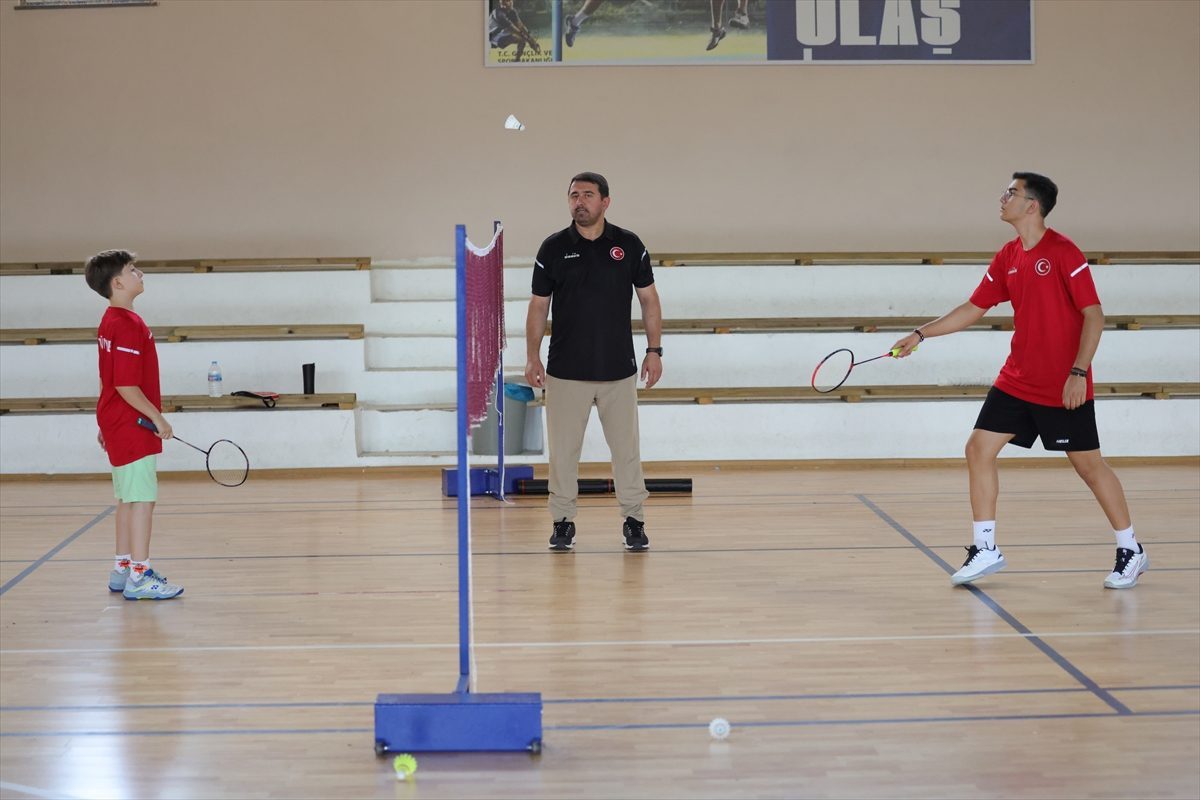 Milli antrenör baba, badminton sevgisi aşıladığı oğullarıyla başarı peşinde