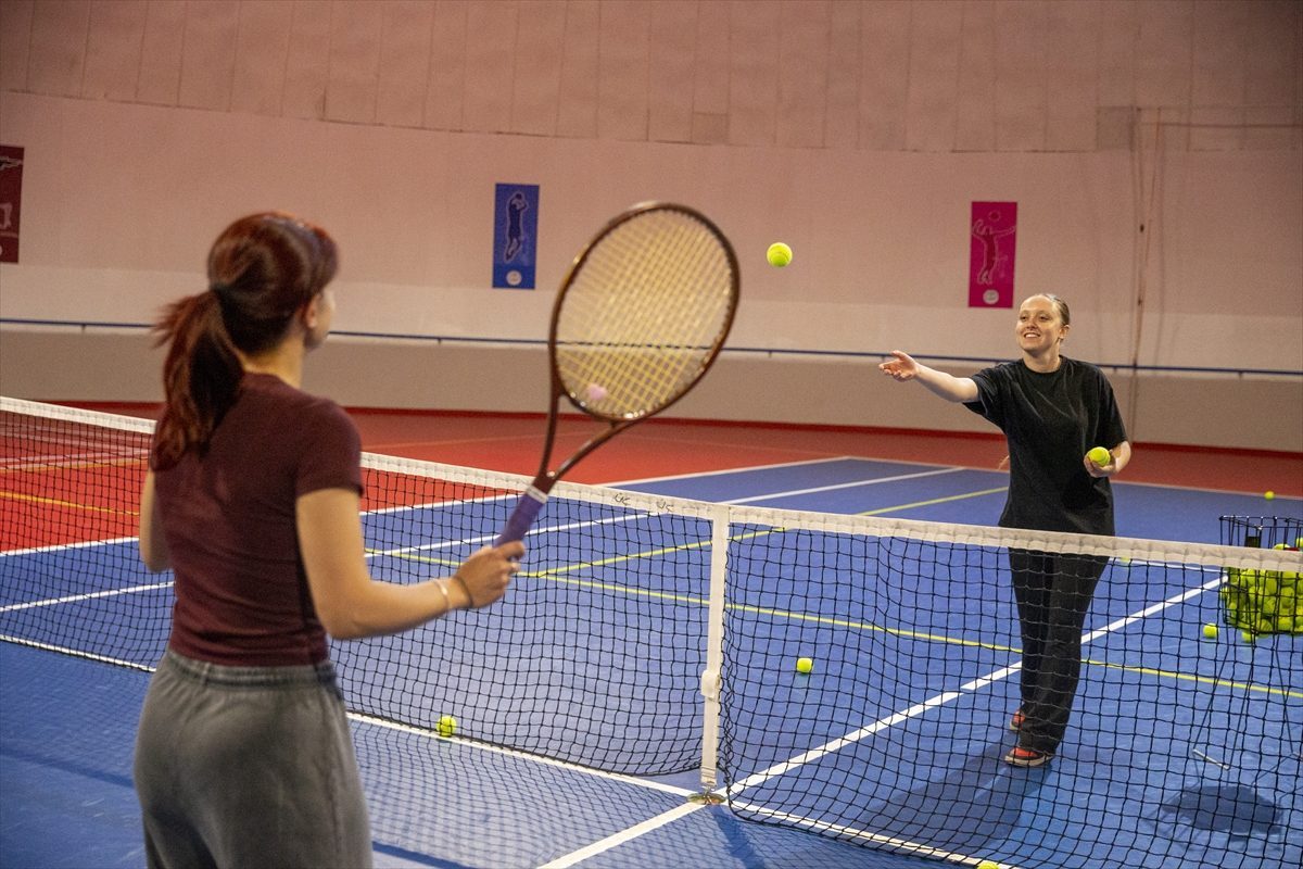Milli badmintoncu Cemre, farklı branşlarda sporcular yetiştirmek için iller arası mekik dokuyor