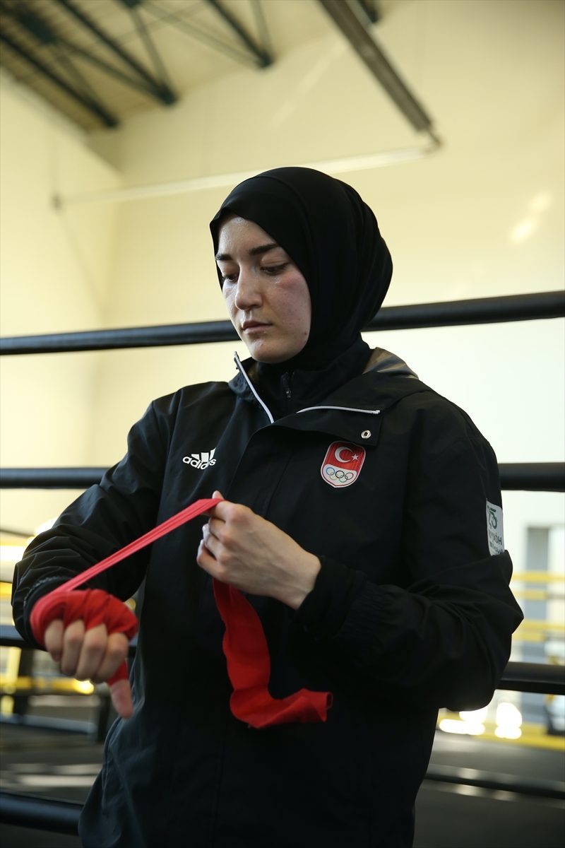 Milli boksör Esmanur Lök, Akdeniz Oyunları’nda şampiyonluk için yumruk sallıyor