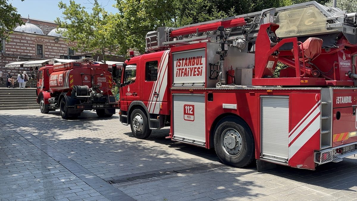 Mısır Çarşısı’nda iş yerinde çıkan yangın itfaiye ekiplerince söndürüldü