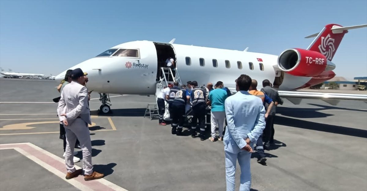 Mısır’da trafik kazası geçiren 3 Türk vatandaşı hava ambulansıyla Türkiye’ye getirildi