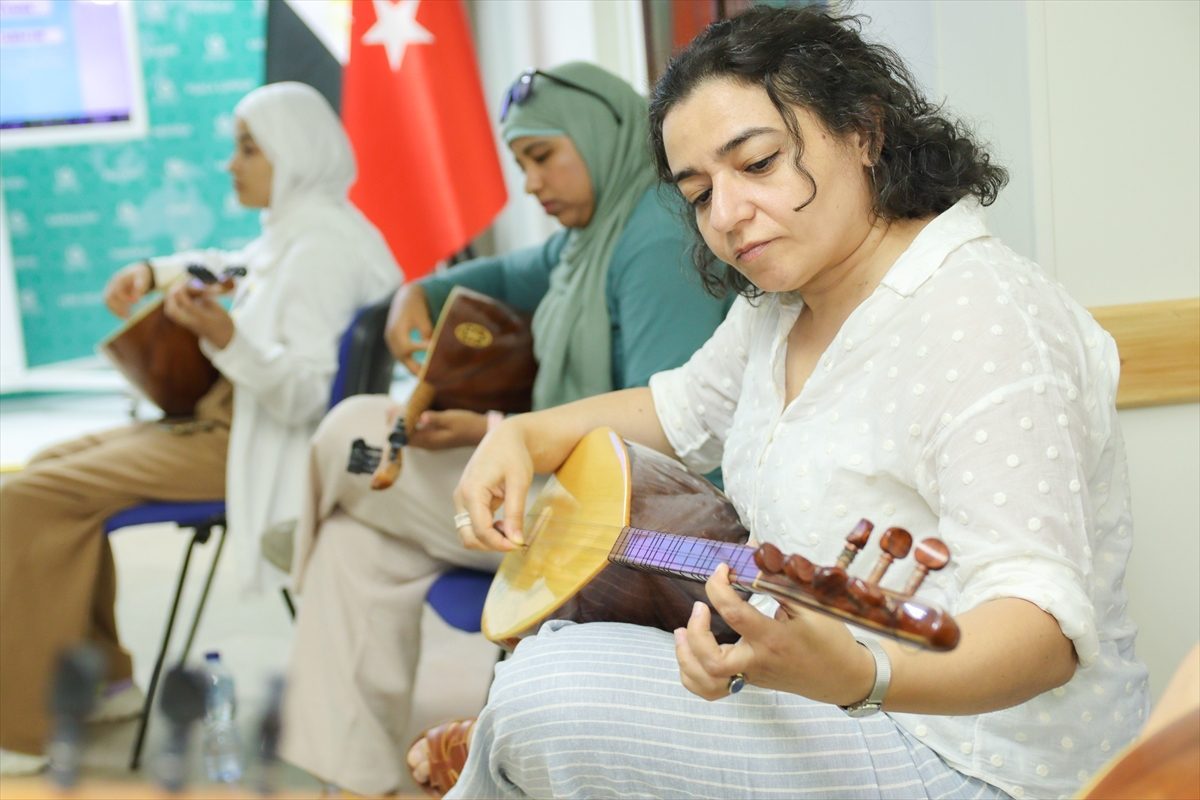 Mısır’daki Yunus Emre Enstitüsünde Türk müziğini tanıtmak amacıyla bağlama eğitimleri başladı