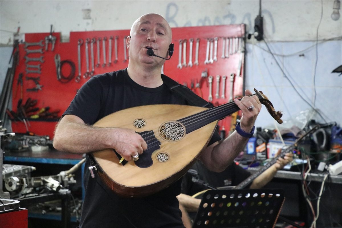Motor ustalarının kurduğu “Grup Sanayi” tamirhaneyi konser salonuna dönüştürüyor