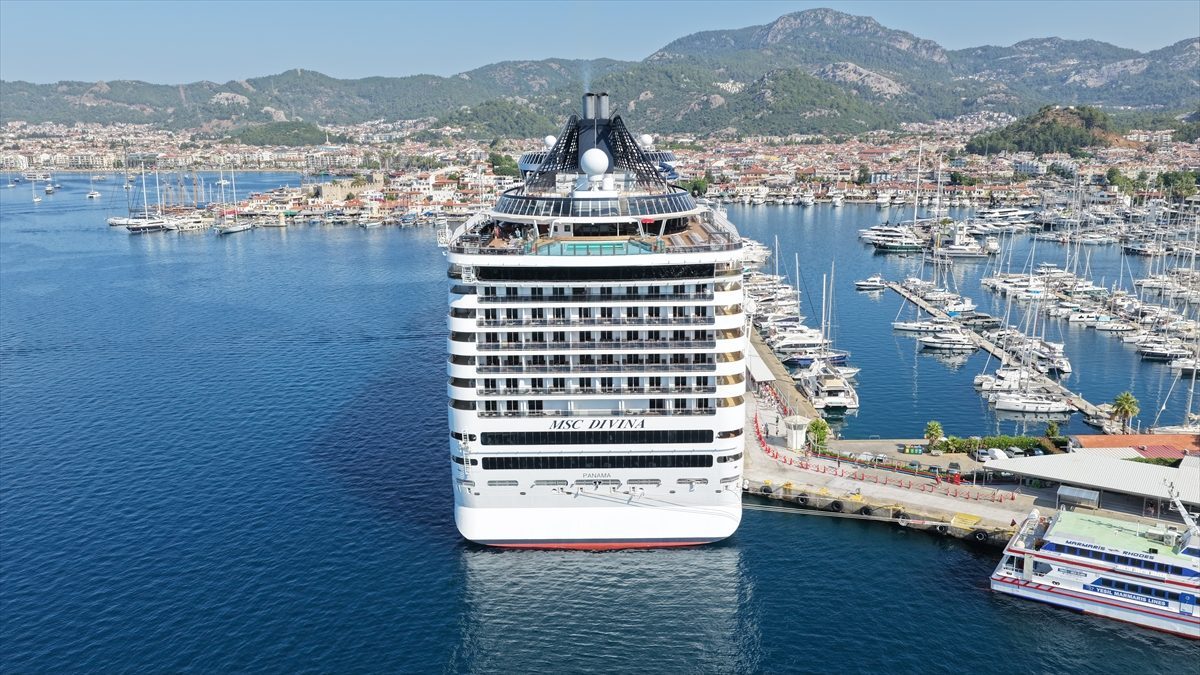 “MSC Divina” kruvaziyeri Marmaris’e 4 bin 84 turist getirdi