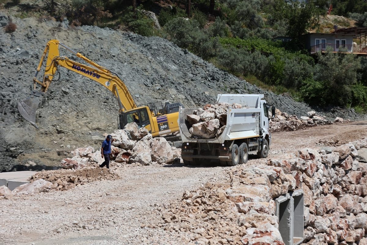 Muğla’da 4 ay önce heyelan nedeniyle kapanan mahalle yolunda çalışma sürüyor