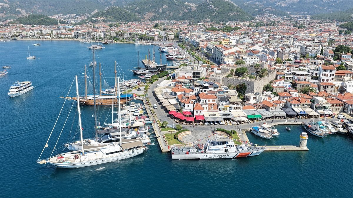 Muğla’da Deniz Kuvvetleri gemisi ile Sahil Güvenlik botları ziyarete açıldı