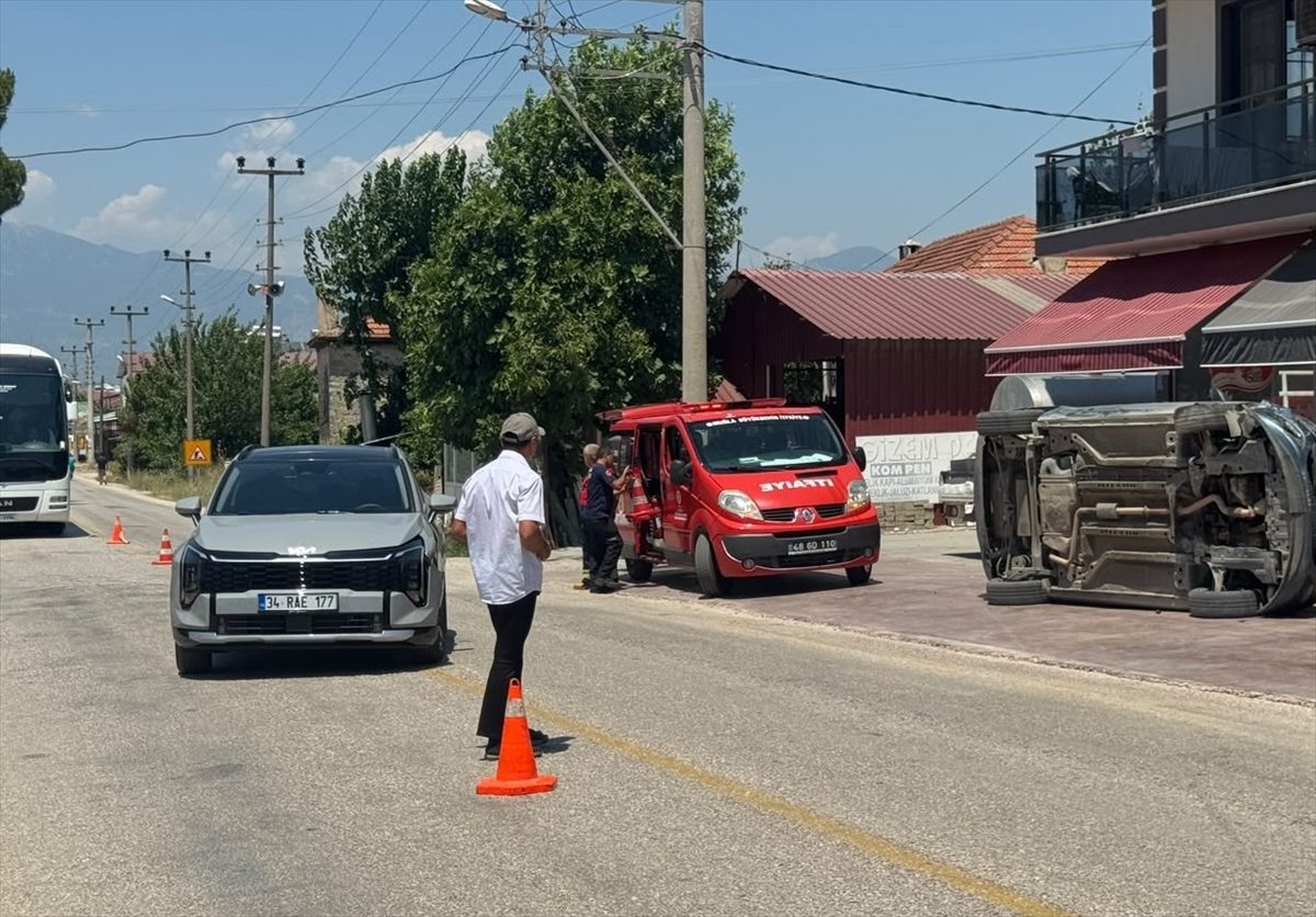Muğla’da iki otomobilin çarpışma anı güvenlik kamerasında