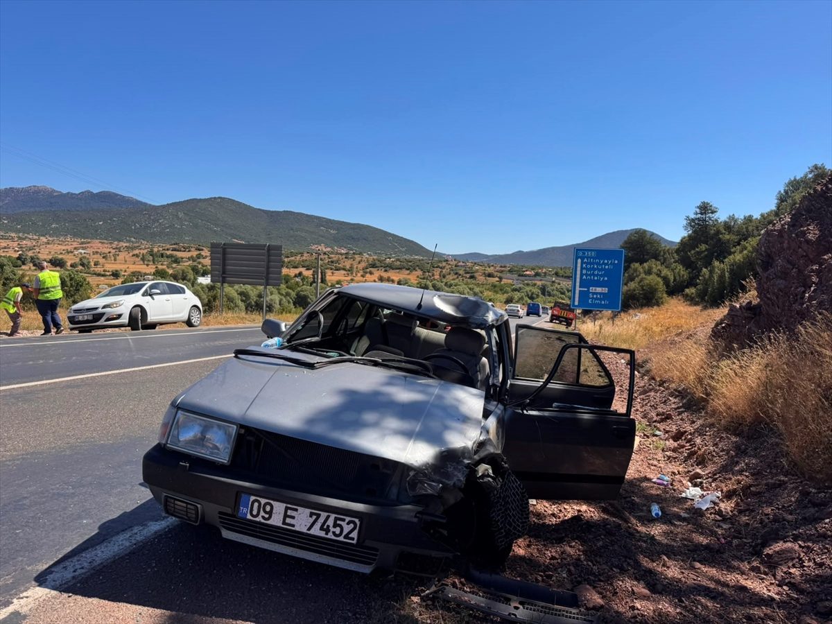 Muğla’da otomobil ile motosikletin çarpıştığı kazada 1 kişi öldü, 2 kişi yaralandı